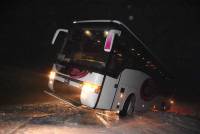 Des bus et des poids lourds en difficulté sur la neige