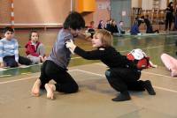 Les enfants de quatre écoles participent à des jeux de luttes