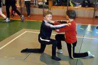 Les enfants de quatre écoles participent à des jeux de luttes