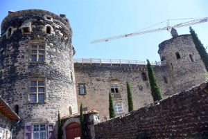 Château de Saint-Vidal : pas de spectacles cet été, un hôtel 5 étoiles pour 2021
