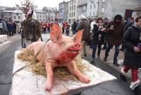 Yssingeaux : une horde de spectateurs pour la tuaille du cochon (vidéo)