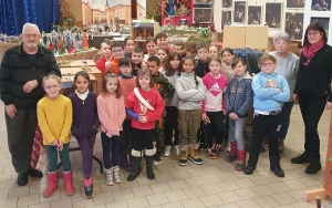 Saint-Pal-de-Chalencon : des écoliers visitent l&#039;exposition sur la nativité dans les arts
