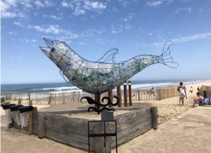 Araules : sa création artistique sur la plage de Lacanau dénonce la pollution plastique