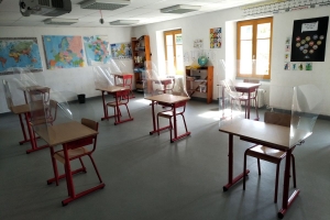 Saint-Pal-de-Chalencon : des visières intégrées aux tables des écoliers
