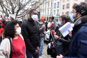 Onzième jour de grève de la faim pour réclamer des papiers pour Madama (vidéo)