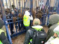 Les Gilets jaunes évacués de force de la cour de la préfecture au Puy, la situation se crispe