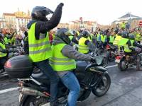 Les Gilets jaunes évacués de force de la cour de la préfecture au Puy, la situation se crispe