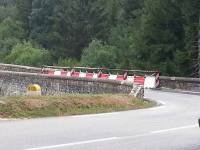 Saint-Agrève : un véhicule percute le muret du pont, 10 mètres de pierres dans l&#039;Eyrieux