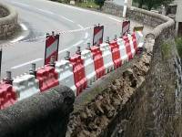 Saint-Agrève : un véhicule percute le muret du pont, 10 mètres de pierres dans l&#039;Eyrieux