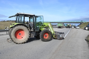 Les agriculteurs bloquent la RN88 à Yssingeaux