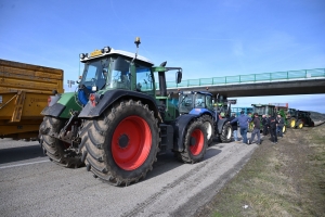 Les agriculteurs bloquent la RN88 à Yssingeaux