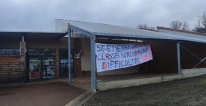 Saint-Etienne-Lardeyrol : actions symboliques et humour pour contester la fermeture de classe