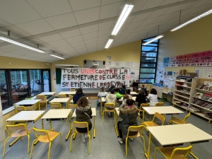 Saint-Etienne-Lardeyrol : actions symboliques et humour pour contester la fermeture de classe