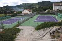 Retournac : des courts de tennis repeints... en violet