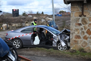 Une voiture percute un autre véhicule et s&#039;écrase contre un mur : un blessé grave à Craponne-sur-Arzon