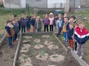 Yssingeaux : les maternelles de Jean-de-la-Fontaine investissent le jardin partagé