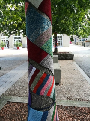 Yssingeaux : pourquoi des bandes en laine multicolores sur les arbres ?