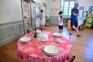 Au Château des évêques à Monistrol-sur-Loire, la belle vaisselle est exposée