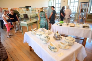 Au Château des évêques à Monistrol-sur-Loire, la belle vaisselle est exposée