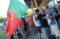 Des supporters portugais au milieu des supporters des Bleus à Saint-Maurice-de-Lignon.