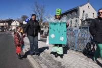 Le Mazet-Saint-Voy : le défilé des écoliers sur le thème du tri des déchets