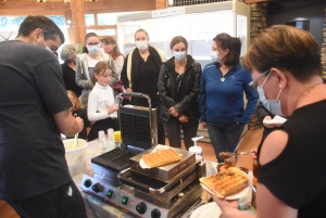 Le Mazet-Saint-Voy : les gaufres offertes par le chocolatier confiseur glacier à la Halle fermière