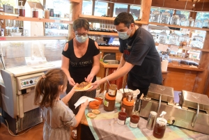 Le Mazet-Saint-Voy : les gaufres offertes par le chocolatier confiseur glacier à la Halle fermière