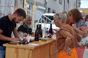 Du vin et des vignerons dans les rues paisibles de Beauzac