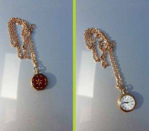 La montre perdue ressemble à ce pendentif avec une fleur de lys au dos.||