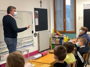 Jean-Pierre Vigier à l’école Notre-Dame de Lavoûte-Chilhac pour le Parlement des enfants