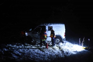 Saint-Julien-Chapteuil : la voiture quitte la route enneigée et tombe dans un ravin
