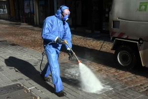 Coronavirus : grande opération de désinfection des rues du Puy-en-Velay (vidéo)