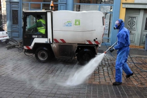 Coronavirus : grande opération de désinfection des rues du Puy-en-Velay (vidéo)