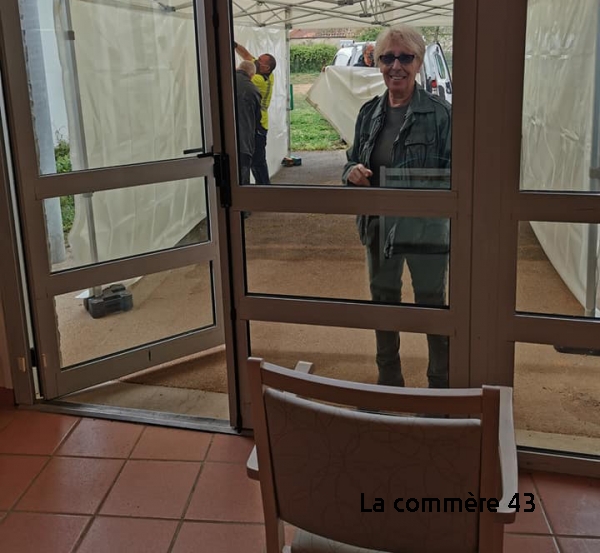 A Aurec-sur-Loire, la mairie a installé un barnum||||