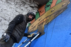 Le Chambon-sur-Lignon : elle voyage grâce à une immense fresque d&#039;un graffeur (vidéo)