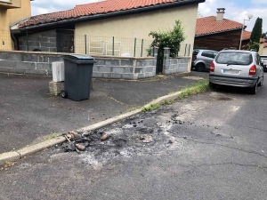 Le Puy-en-Velay : le feu de poubelle se propage à un véhicule