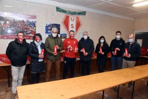 Monistrol-sur-Loire : des gourdes et des masques personnalisés au club de foot