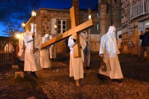 Procession des Pénitents blancs : les photos au Puy-en-Velay