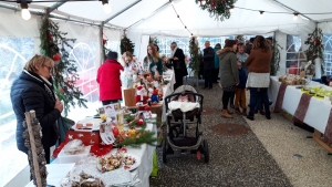 Tence : exposants et visiteurs au rendez-vous du marché de Noël de la maison de la retraite