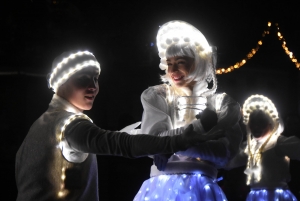 Yssingeaux : des lutins en habits de lumières « ambiancent » la nuit (vidéo)