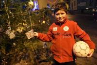 Fay-sur-Lignon : les enfants décorent le sapin de Noël sur la grande place
