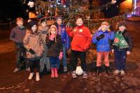 Fay-sur-Lignon : les enfants décorent le sapin de Noël sur la grande place
