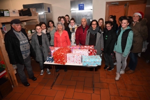 Yssingeaux : les lycéennes d&#039;Eugénie-Joubert collectent 98 cadeaux pour les Restos du coeur