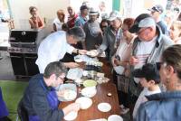 Saint-Bonnet-le-Froid : les bagnoles et les casseroles attirent la foule ce dimanche