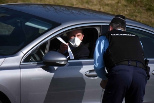 Coronavirus : dix points de contrôle en Haute-Loire, la majorité des voitures montrent une attestation