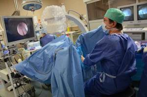 Le chirurgien passe par les voies naturelles et suit le processus grâce à une mini-caméra.|Les docteurs Pascal Metois et Jacques Largeron|Environ deux opérations profitent de cette technique chaque semaine.||