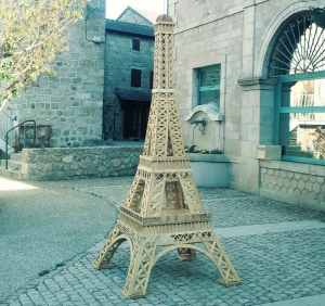 Tence : une Tour Eiffel en bois exposée sur la place de la mairie