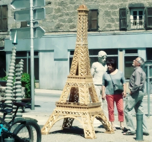 Tence : une Tour Eiffel en bois exposée sur la place de la mairie