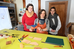 Saint-Julien-du-Pinet : des jeunes d&#039;une mission locale apprennent le travail du cuir et des bijoux