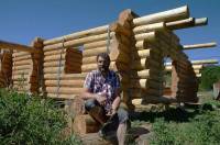Johane Bonnet construit sa troisième maison en fustes (vidéo)